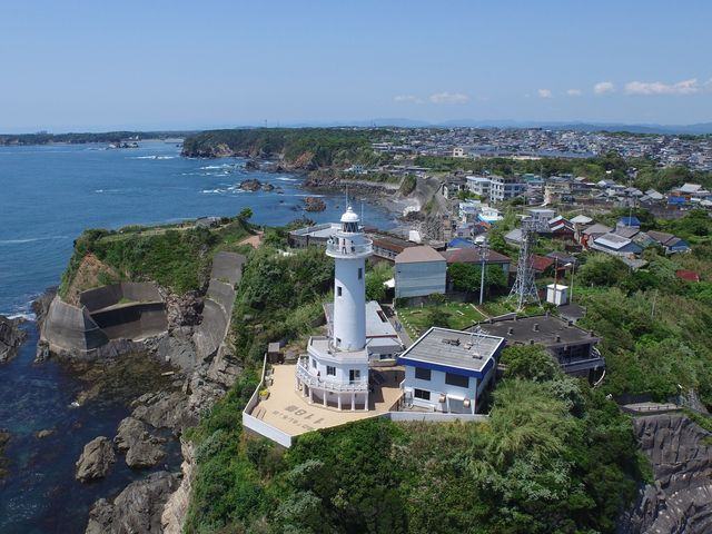 海と波切の町に囲まれた大王埼灯台の空撮写真